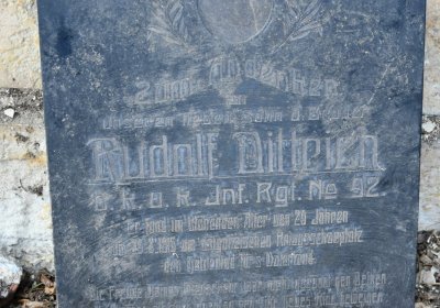 Nově dohledané nápisové desky po vyčištění hrobek u hřbitovní zdi, O.C., 2025