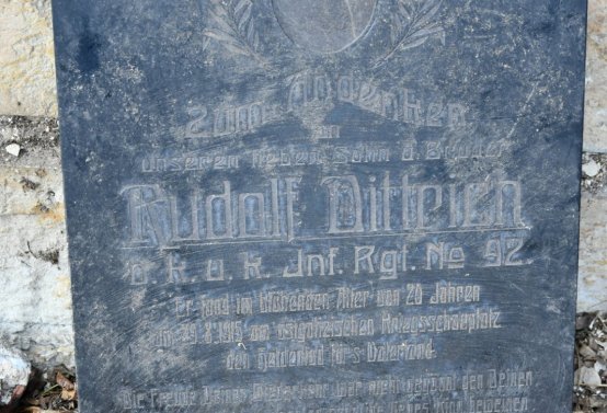 Nově dohledané nápisové desky po vyčištění hrobek u hřbitovní zdi, O.C., 2025