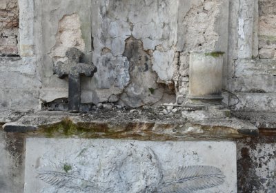 Nově dohledané nápisové desky po vyčištění hrobek u hřbitovní zdi, O.C., 2025