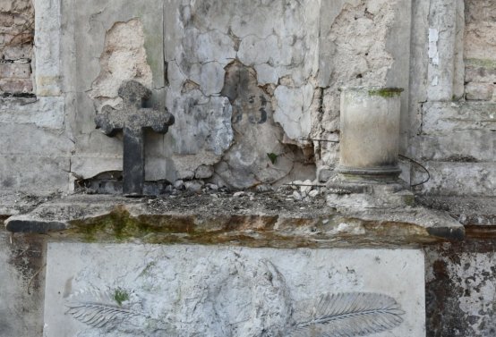 Nově dohledané nápisové desky po vyčištění hrobek u hřbitovní zdi, O.C., 2025