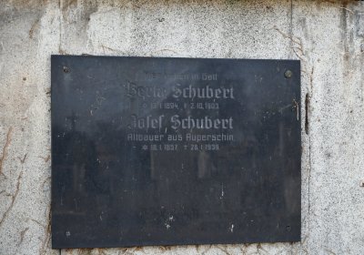 Nově dohledané nápisové desky po vyčištění hrobek u hřbitovní zdi, O.C., 2025