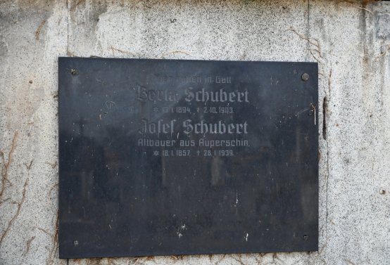 Nově dohledané nápisové desky po vyčištění hrobek u hřbitovní zdi, O.C., 2025