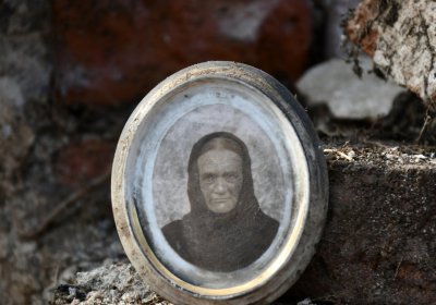 Nově dohledané nápisové desky po vyčištění hrobek u hřbitovní zdi, O.C., 2025