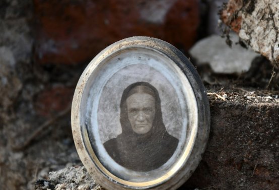 Nově dohledané nápisové desky po vyčištění hrobek u hřbitovní zdi, O.C., 2025