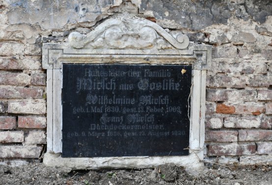 Nově dohledané nápisové desky po vyčištění hrobek u hřbitovní zdi, O.C., 2025