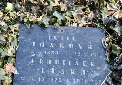 Nově dohledané nápisové desky po vyčištění hrobek u hřbitovní zdi, O.C., 2025