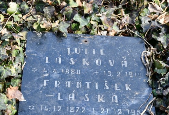 Nově dohledané nápisové desky po vyčištění hrobek u hřbitovní zdi, O.C., 2025