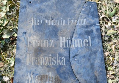 Nově dohledané nápisové desky po vyčištění hrobek u hřbitovní zdi, O.C., 2025