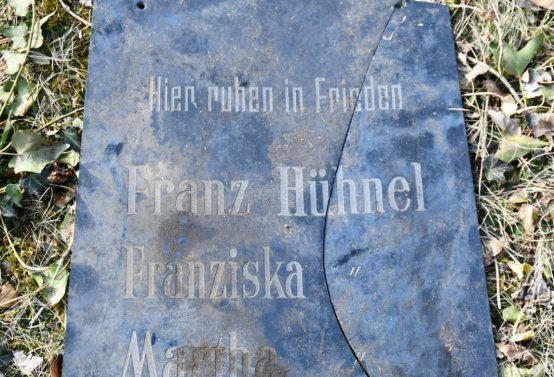 Nově dohledané nápisové desky po vyčištění hrobek u hřbitovní zdi, O.C., 2025