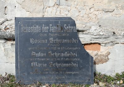 Nově dohledané nápisové desky po vyčištění hrobek u hřbitovní zdi, O.C., 2025