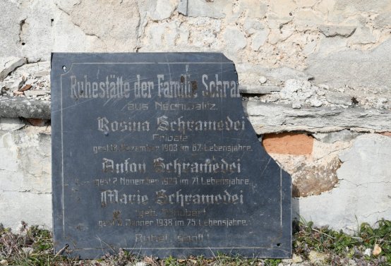 Nově dohledané nápisové desky po vyčištění hrobek u hřbitovní zdi, O.C., 2025