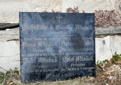 Nově dohledané nápisové desky po vyčištění hrobek u hřbitovní zdi, O.C., 2025