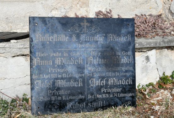 Nově dohledané nápisové desky po vyčištění hrobek u hřbitovní zdi, O.C., 2025