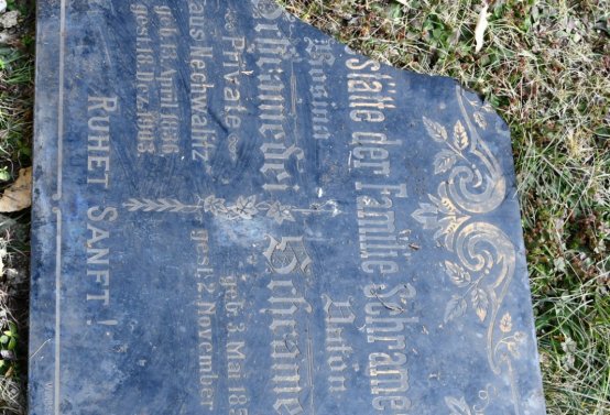 Nově dohledané nápisové desky po vyčištění hrobek u hřbitovní zdi, O.C., 2025