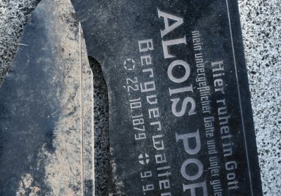 Nově dohledané nápisové desky po vyčištění hrobek u hřbitovní zdi, O.C., 2025