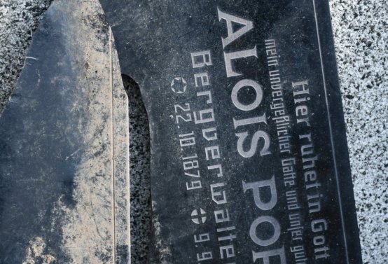 Nově dohledané nápisové desky po vyčištění hrobek u hřbitovní zdi, O.C., 2025