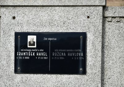 Nově dohledané nápisové desky po vyčištění hrobek u hřbitovní zdi, O.C., 2025