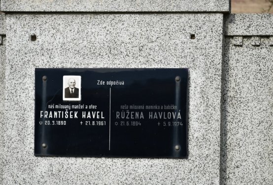 Nově dohledané nápisové desky po vyčištění hrobek u hřbitovní zdi, O.C., 2025