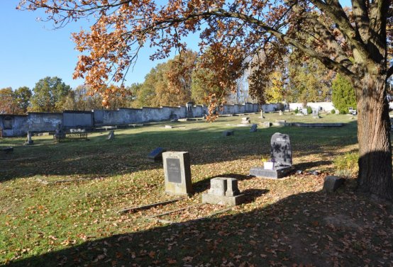 Hřbitov a náhrobky v roce 2021, O.C., 2021