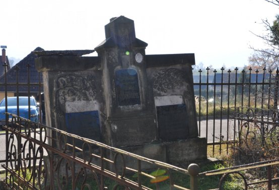 Hřbitov a náhrobky v roce 2021, O.C., 2021