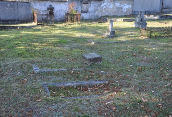 Hřbitov a náhrobky v roce 2021, O.C., 2021