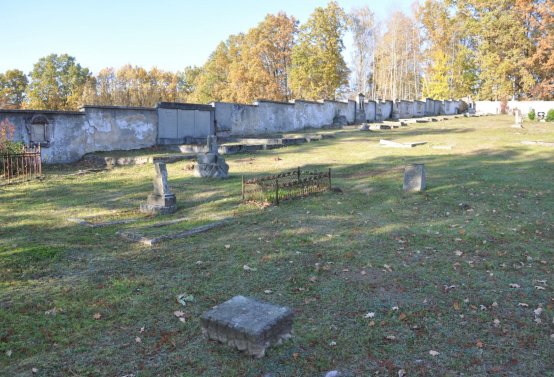 Hřbitov a náhrobky v roce 2021, O.C., 2021