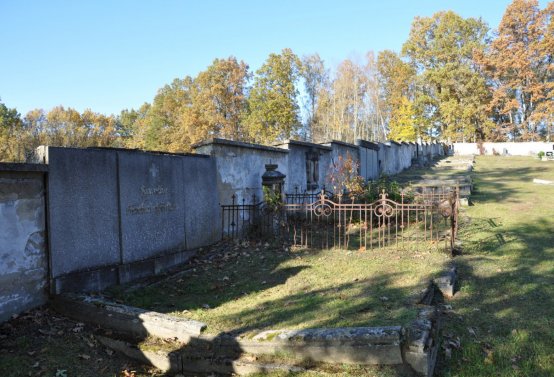 Hřbitov a náhrobky v roce 2021, O.C., 2021