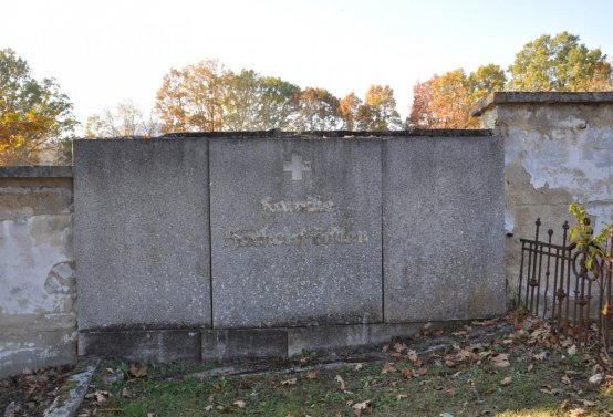 Hřbitov a náhrobky v roce 2021, O.C., 2021