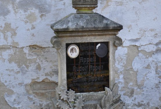 Hřbitov a náhrobky v roce 2021, O.C., 2021