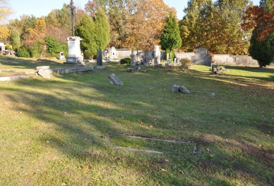 Hřbitov a náhrobky v roce 2021, O.C., 2021