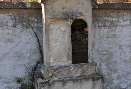 Hřbitov a náhrobky v roce 2021, O.C., 2021