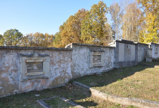 Hřbitov a náhrobky v roce 2021, O.C., 2021