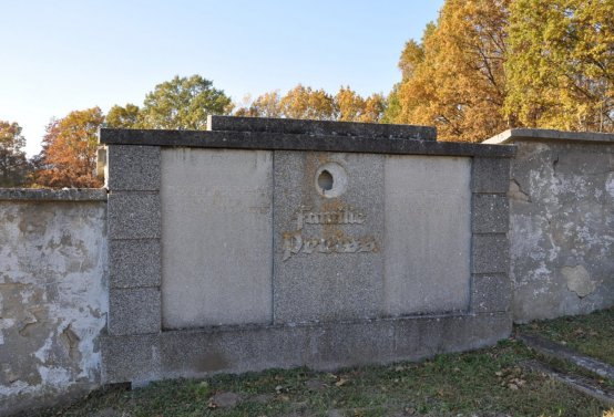 Hřbitov a náhrobky v roce 2021, O.C., 2021