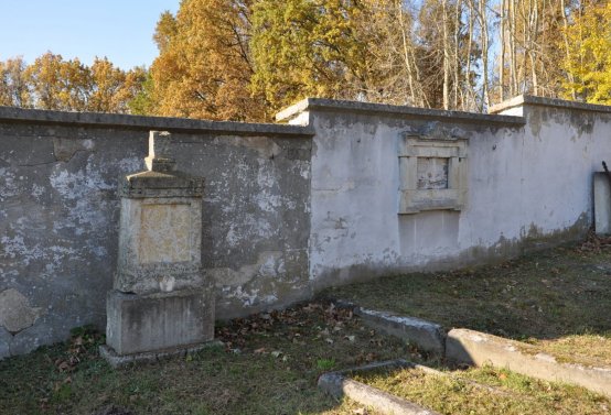 Hřbitov a náhrobky v roce 2021, O.C., 2021