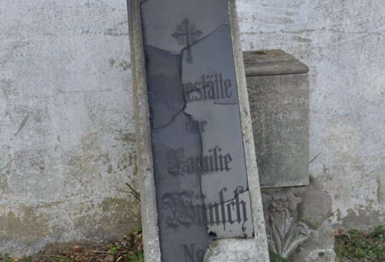 Hřbitov a náhrobky v roce 2021, O.C., 2021