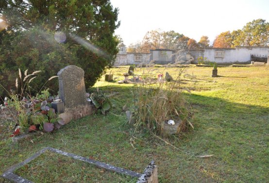 Hřbitov a náhrobky v roce 2021, O.C., 2021