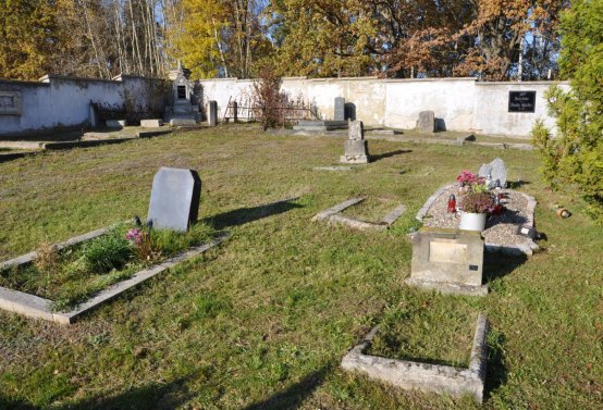 Hřbitov a náhrobky v roce 2021, O.C., 2021