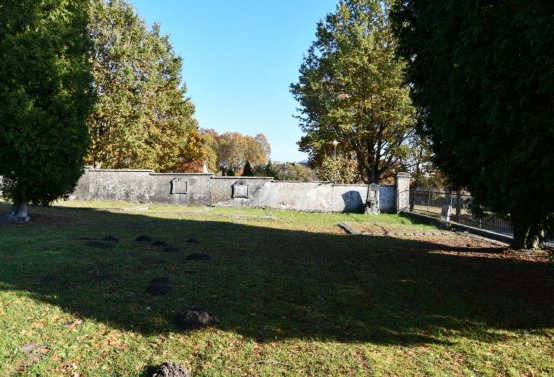 Hřbitov a náhrobky v roce 2021, O.C., 2021