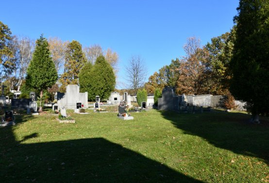 Hřbitov a náhrobky v roce 2021, O.C., 2021