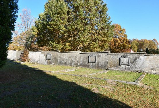 Hřbitov a náhrobky v roce 2021, O.C., 2021