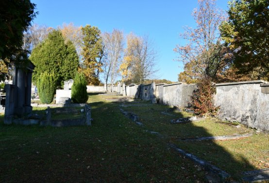 Hřbitov a náhrobky v roce 2021, O.C., 2021