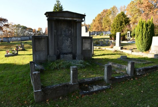 Hřbitov a náhrobky v roce 2021, O.C., 2021