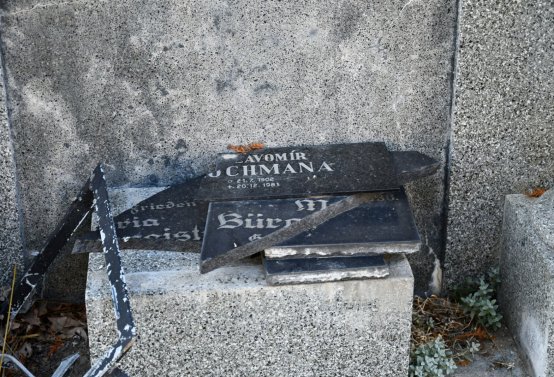 Hřbitov a náhrobky v roce 2021, O.C., 2021