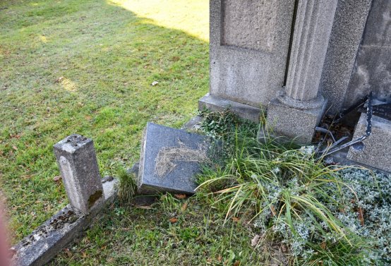 Hřbitov a náhrobky v roce 2021, O.C., 2021