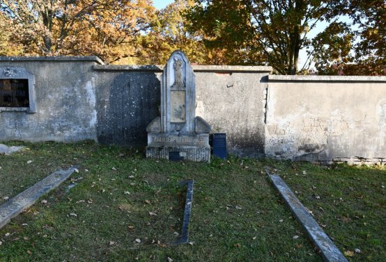 Hřbitov a náhrobky v roce 2021, O.C., 2021