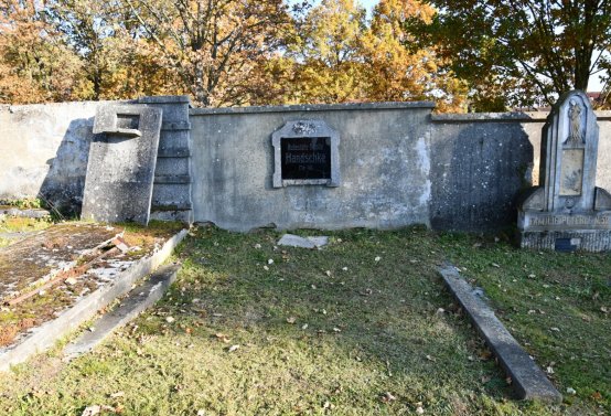 Hřbitov a náhrobky v roce 2021, O.C., 2021