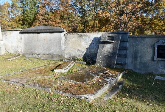 Hřbitov a náhrobky v roce 2021, O.C., 2021