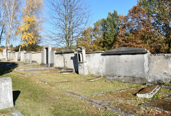 Hřbitov a náhrobky v roce 2021, O.C., 2021