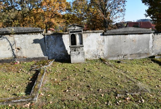 Hřbitov a náhrobky v roce 2021, O.C., 2021