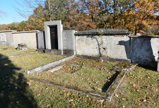 Hřbitov a náhrobky v roce 2021, O.C., 2021